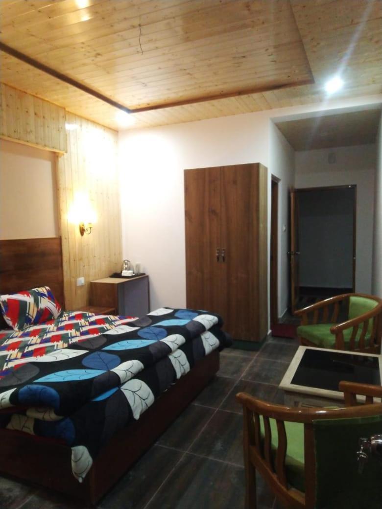 Starry Sky Hotel Joshimath Bagian luar foto